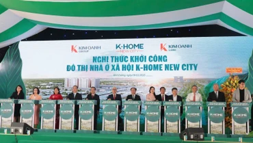 Các đại biểu thực hiện nghi thức khởi công Đô thị nhà ở xã hội K-Home New City.