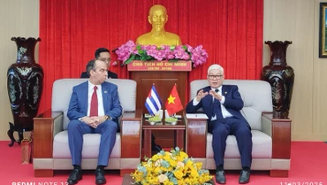 Bí thư Tỉnh ủy Bình Dương Nguyễn Văn Lợi (bên phải) trao đổi thông tin với đồng chí Rogelio Polanco Fuentes, Đại sứ Cuba tại Việt Nam. 