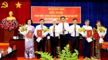 Lãnh đạo tỉnh Bình Dương trao quyết định và tặng hoa chúc mừng các đồng chí được chuẩn y, phê chuẩn.