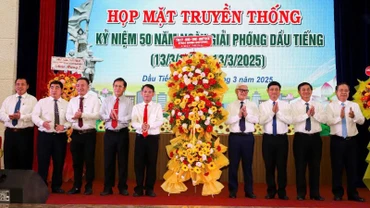 Lãnh đạo tỉnh Bình Dương trao tặng hoa chúc mừng buổi họp mặt truyền thống. 