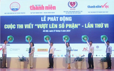 Đại diện Ban tổ chức và các đơn vị liên quan thực hiện nghi thức khởi động Cuộc thi viết “Vượt lên số phận” lần thứ VI.