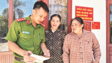 Hướng dẫn người dân tham gia nhóm “Zalo kết nối bình yên”.