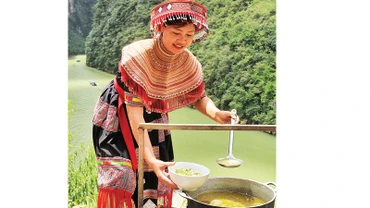 Nguyên nấu phở gà đen mời dân làng Thín Ngài tại hẻm vực Tu Sản.
