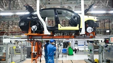Dây chuyền lắp ráp ô-tô Volkswagen (Đức). Ảnh: THX/TTXVN