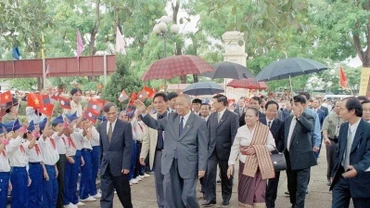 Thiếu nhi tỉnh Nghệ An chào đón Chủ tịch Đảng, Chủ tịch nước Lào Khamtay Siphandone tới thăm năm 2002. (Ảnh: TTXVN)