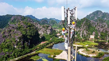 Nhân viên kỹ thuật của Viettel lắp đặt trạm thu phát di động (BTS) 4G.