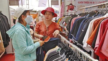 Người lao động mua hàng giảm giá tại phiên chợ công nhân năm 2024 do Công đoàn Dệt may Việt Nam tổ chức.
