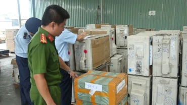 Kiểm tra và niêm phong sản phẩm hàng điện tử không rõ nguồn gốc, xuất xứ. 
