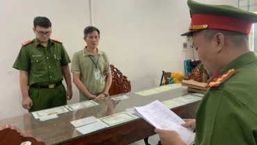 Tống đạt Quyết định Khởi tố bị can, Lệnh bắt bị can để tạm giam và Lệnh khám xét nơi ở đối với Lưu Hồng Sơn.