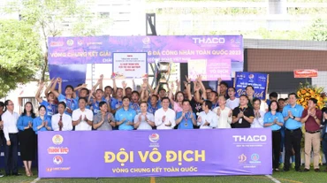 Các đại biểu chụp hình lưu niệm cùng đội Công đoàn Hải Phòng.