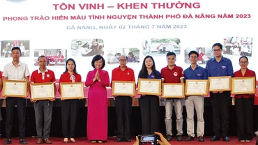 Thành phố Đà Nẵng tôn vinh các gương hiến máu tiêu biểu.