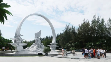 Các đoàn dâng hương trước tượng đài “Những người nằm lại phía chân trời”.