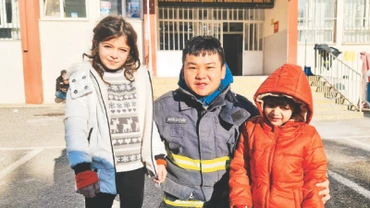 Thượng úy Nguyễn Duy Tuấn với các trẻ em Thổ Nhĩ Kỳ.