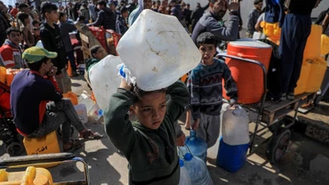 Người dân Gaza chờ nhận hàng cứu trợ. (Ảnh TÂN HOA XÃ)