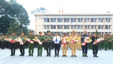Lãnh đạo tỉnh Bình Dương và lãnh đạo Công an tỉnh trao tặng hoa động viên cán bộ chiến sĩ ra quân thực hiện cao điểm phòng chống tội phạm. 