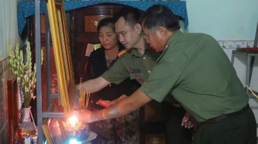 Đoàn công tác thắp hương tưởng nhớ sự hy sinh của liệt sĩ. 