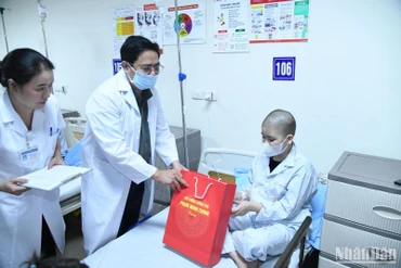 Thủ tướng Phạm Minh Chính thăm, tặng quà động viên bệnh nhi đang điều trị tại Viện Huyết học - Truyền máu Trung ương.