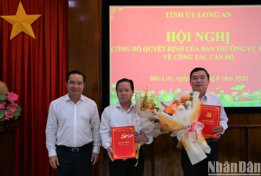 Bí thư Tỉnh ủy Long An Nguyễn Văn Được trao quyết định điều động cán bộ tại huyện Bến Lức (Long An).