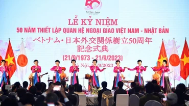 Tiết mục văn nghệ chào mừng Lễ Kỷ niệm 50 năm thiết lập quan hệ ngoại giao Việt Nam-Nhật Bản. (Ảnh: Thủy Nguyên)
