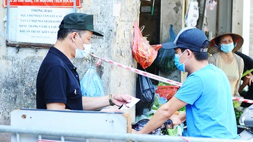 Người dân được khuyến cáo nên đeo khẩu trang tại nơi công cộng và thực hiện các biện pháp khử khuẩn. Ảnh: BẮC SƠN