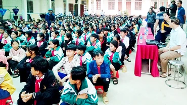 Một buổi tuyên truyền về tảo hôn tại Trường THCS Mường Lống.