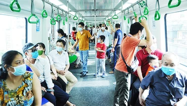 Khách đi tàu tuyến đường sắt đô thị Cát Linh-Hà Đông. Ảnh: SONG ANH