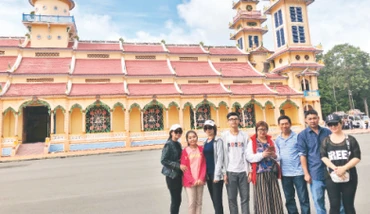 Du khách tham quan Tòa thánh Cao Đài Tây Ninh.