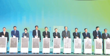 Các đại biểu ấn nút khởi động dự án.