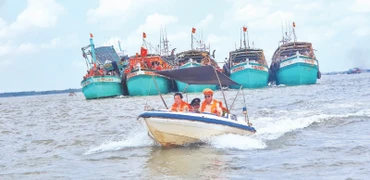 Tàu cá ra biển tham gia nghi thức rước cá Ông tại lễ hội.