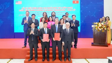 Đại diện lãnh đạo tỉnh Bình Dương và chính quyền bang Nebraska ký kết bản ghi nhớ hợp tác.