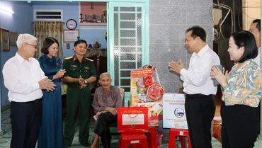 Trao tặng quà cho gia đình chính sách.
