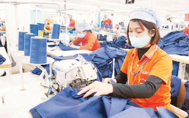 Sản xuất hàng dệt may tại Công ty cổ phần may Sơn Tây.