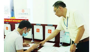 Cán bộ Văn phòng UBND tỉnh Lai Châu hướng dẫn người dân thực hiện thủ tục hành chính. 