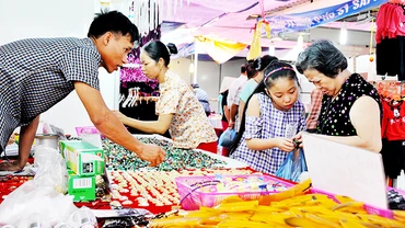Rất nhiều hộ và cá nhân kinh doanh nộp thuế theo hình thức khoán. Ảnh: NGUYỆT ANH