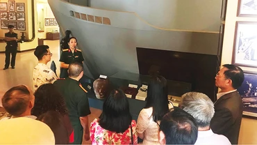 Thực tiễn công tác, nhiệm vụ của những người lính luôn có nhiều điều hay chờ văn nghệ sĩ khám phá. Ảnh: QUANG HƯNG