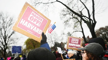 Nhiều người phản đối sự can thiệp của Nhà trắng tại Harvard. Ảnh: REUTERS