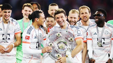 Thomas Müller hạnh phúc với đĩa bạc Bundesliga trên tay, trong trận đấu cuối cùng anh khoác áo Bayern Munich.