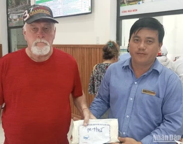 Trao trả lại cho hành khách nước ngoài toàn bộ tài sản bỏ quên trên tàu.