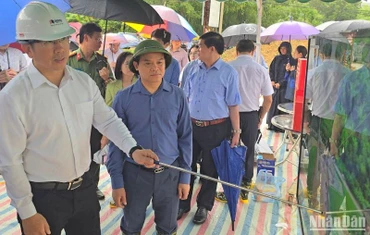 Bí thư Tỉnh ủy Lạng Sơn Nguyễn Quốc Đoàn (người đội mũ cối) nghe đại diện nhà đầu tư báo cáo tình hình thực hiện dự án đường cao tốc Đồng Đăng-Trà Lĩnh.