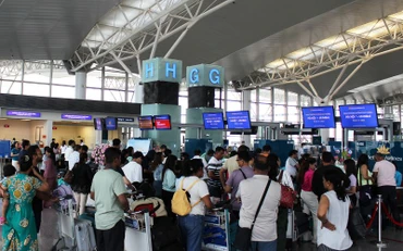 Hành khách làm thủ tục tại quầy checkin sân bay Nội Bài.