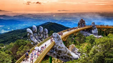 Cầu Vàng (Bà Nà), một điểm du lịch đẹp của Đà Nẵng.