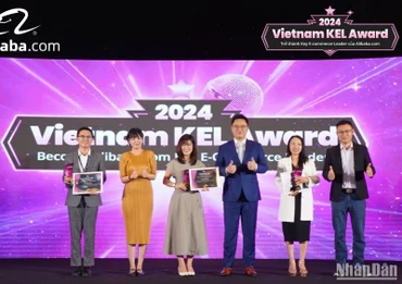 Đại diện Alibaba.com trao giải cho các thí sinh xuất sắc nhất Vòng chung kết quốc gia KEL Award tại Việt Nam.