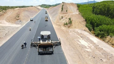 Thảm những mét bê-tông nhựa cuối cùng ở dự án đường cao tốc đoạn Bùng-Vạn Ninh thông xe, trước khi đưa vào khai thác tuyến chính dịp 30/4.