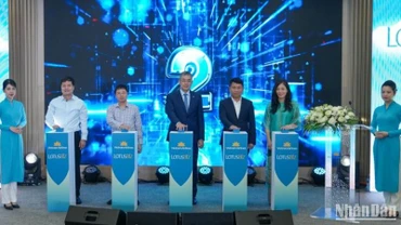 Ông Nguyễn Quốc Hùng, Cục trưởng Cục Quản trị (Văn phòng Chính phủ); ông Nguyễn Cao Cường, Phó Tổng Giám đốc Tổng công ty Cảng hàng không Việt Nam và ông Đặng Ngọc Hoà, Chủ tịch Hội đồng quản trị ra mắt chương trình LotusBiz.