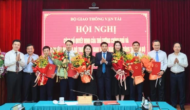 Lãnh đạo Bộ Giao thông vận tải chúc mừng các nhân sự được bổ nhiệm ngày 4/4.