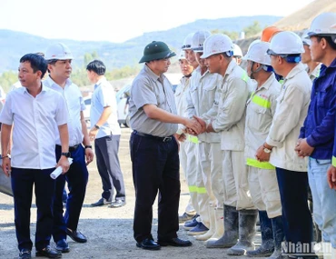 Người đứng đầu Chính phủ trực tiếp thăm hỏi, động viên người lao động tại công trường dự án và đề nghị các nhà thầu tiếp tục quan tâm, chăm lo hơn nữa đời sống người lao động.