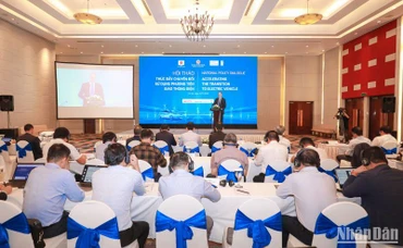 Các đại biểu tham dự hội thảo về xe điện.