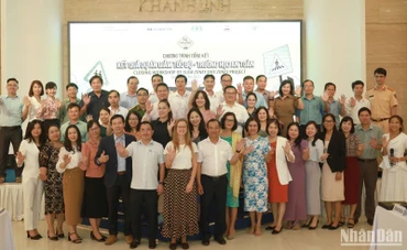 Các đại biểu tham dự tổng kết dự án "Giảm tốc độ-Trường học an toàn".