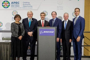 Tiến sĩ Rebecca Fatima Sta Maria, Giám đốc Điều hành, Ban Thư ký APEC; ông Kevin Rudd, Đại sứ Australia tại Hoa Kỳ; ông Ramin Toloui, Bộ Ngoại giao Hoa Kỳ; ông Chris Raymond, Giám đốc Bền vững của Boeing; Tiến sĩ Brendan Nelson, Chủ tịch Boeing Toàn cầu; và ông Brian Yutko, Tổng Giám đốc Công ty hàng không Wisk tại Hội nghị thượng đỉnh APEC 2023 nhằm công bố sáng kiến xúc tiến phát triển nhiên liệu hàng không bền vững trong các nền kinh tế APEC.