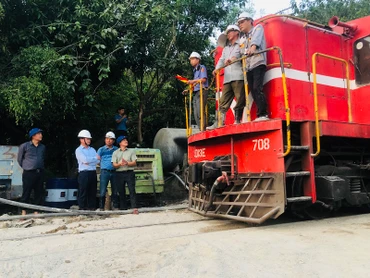 Tàu hàng HH8 kéo theo 18 toa hàng đã thông qua hầm Bãi Gió an toàn.